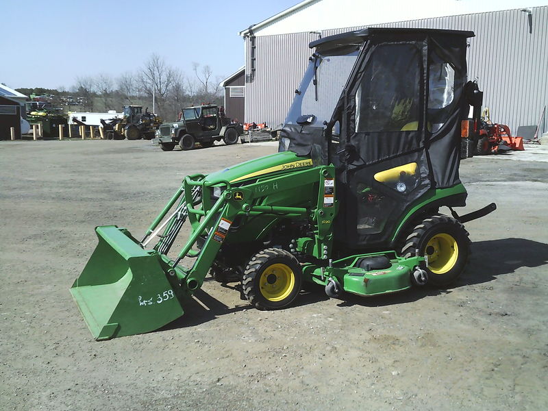 Tractors - Compact  John Deere 1025R Tractor Photo