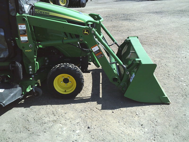 Tractors - Compact  John Deere 1025R Tractor Photo