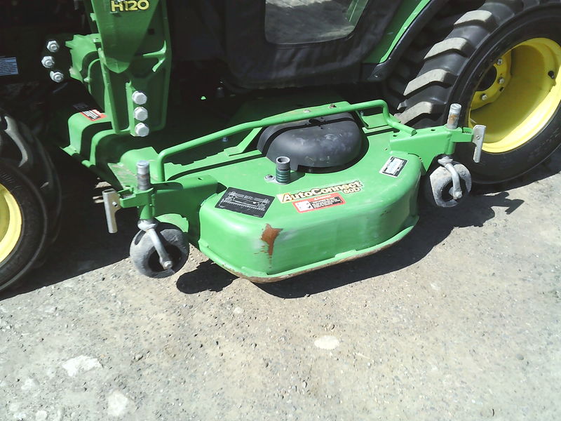 Tractors - Compact  John Deere 1025R Tractor Photo