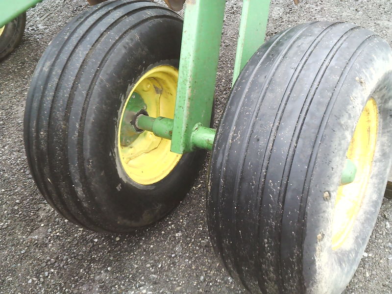 Discs  John Deere 235 Disc Photo