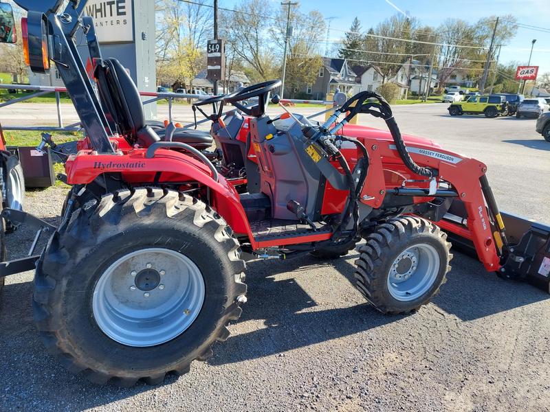 Tractors  Massey Ferguson 1526HL Compact Tractor with Loader Photo