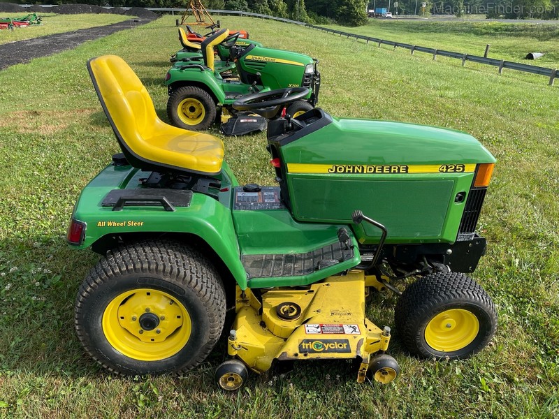 Property Maintenance  1999 John Deere 425 Lawn Tractor Photo