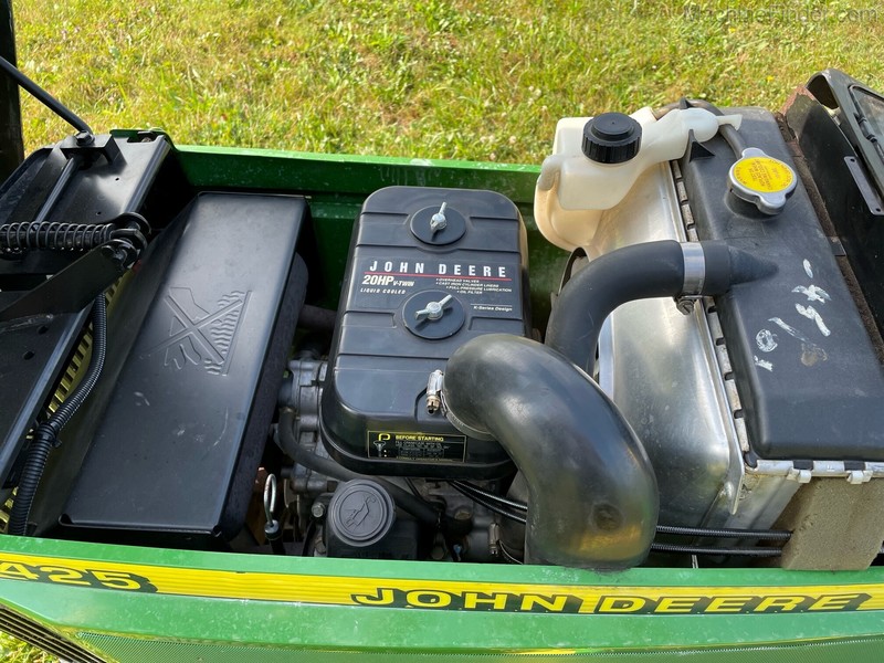 Property Maintenance  1999 John Deere 425 Lawn Tractor Photo
