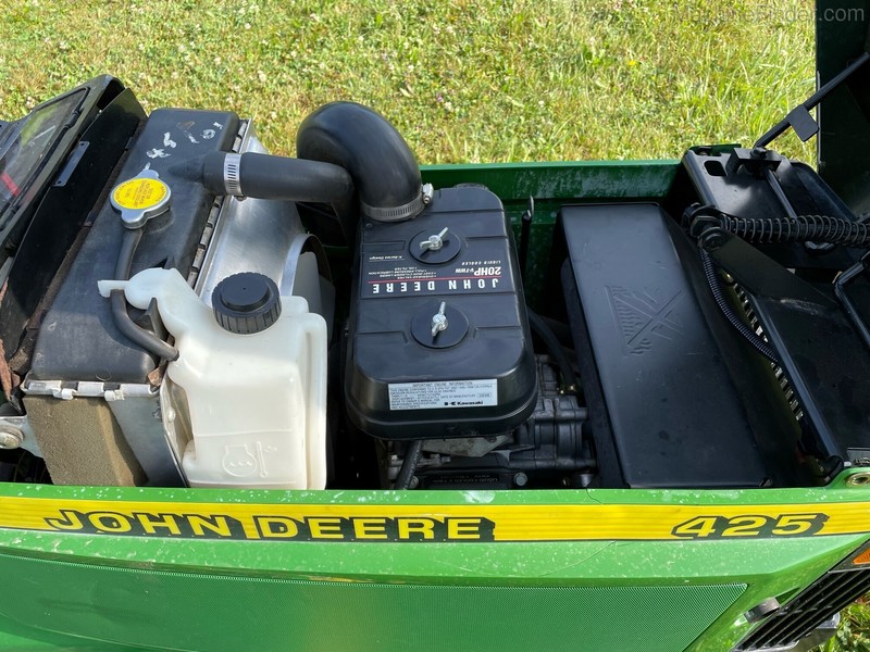 Property Maintenance  1999 John Deere 425 Lawn Tractor Photo