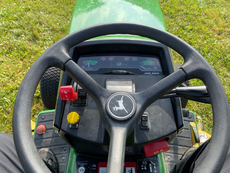 Property Maintenance  1999 John Deere 425 Lawn Tractor Photo