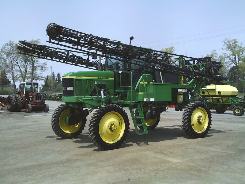 John Deere 4700 Sprayer