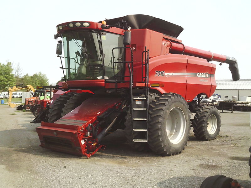 Case IH 7010 Combine