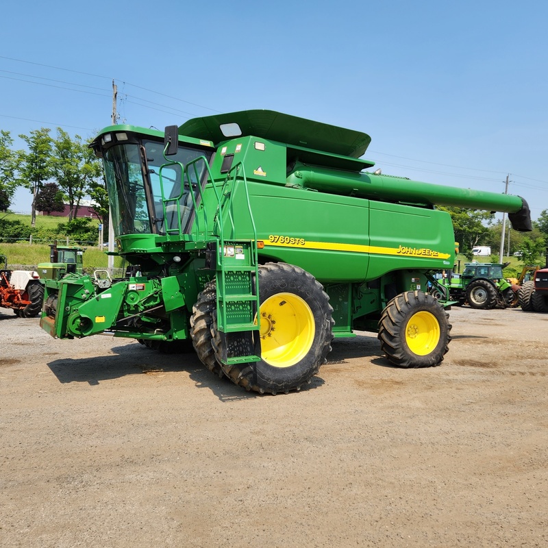 Combines & Harvesting Equipment  John Deere 9760 STS Combine Photo