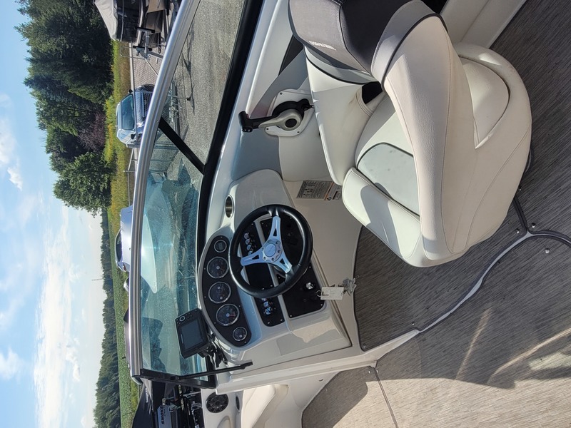 Boats   2018 Rinker 19QX OB Bowrider Photo