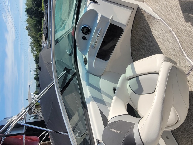 Boats   2018 Rinker 19QX OB Bowrider Photo