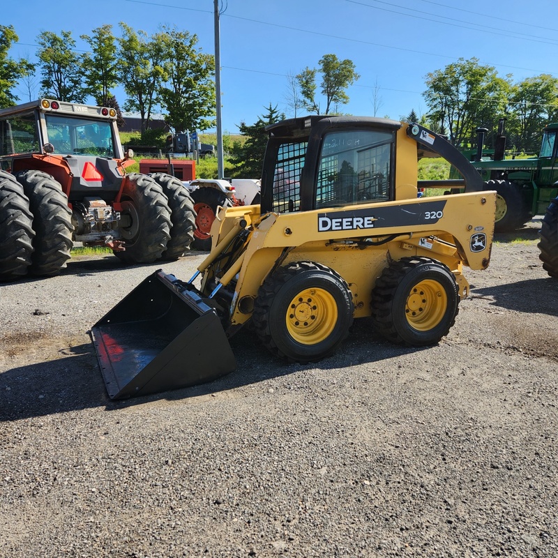Skidsteer Loaders  Deere 320 Skidsteer Photo