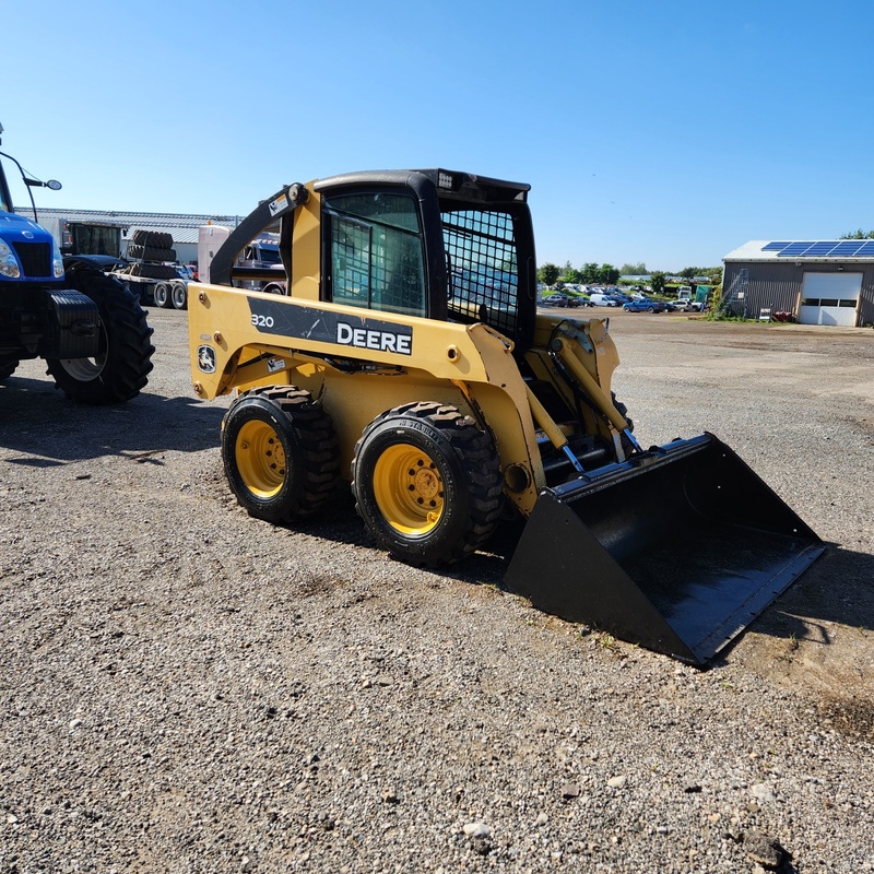 Skidsteer Loaders  Deere 320 Skidsteer Photo