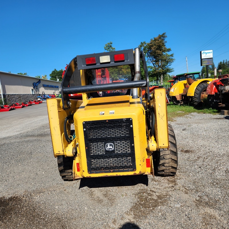 Skidsteer Loaders  Deere 320 Skidsteer Photo