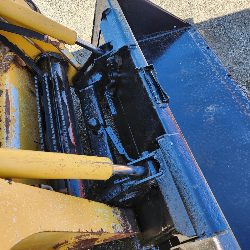 Skidsteer Loaders  Deere 320 Skidsteer Photo