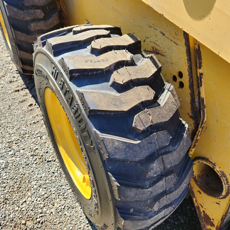 Skidsteer Loaders  Deere 320 Skidsteer Photo