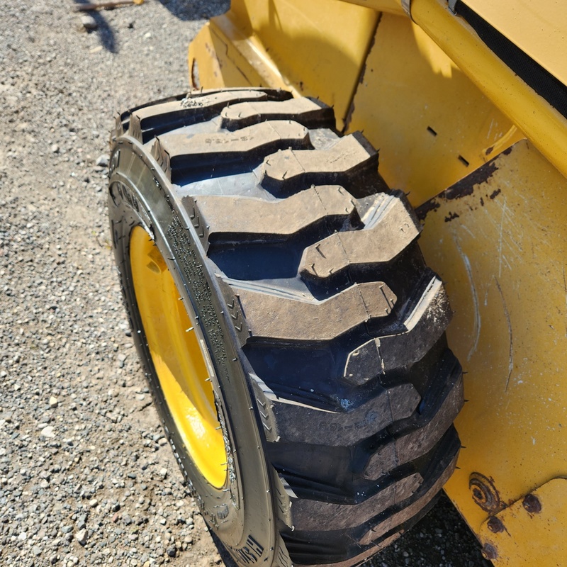 Skidsteer Loaders  Deere 320 Skidsteer Photo