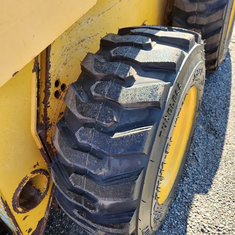 Skidsteer Loaders  Deere 320 Skidsteer Photo