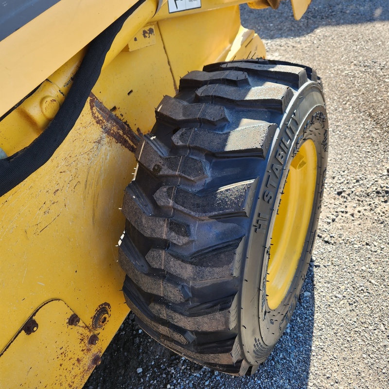 Skidsteer Loaders  Deere 320 Skidsteer Photo