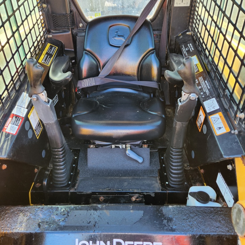 Skidsteer Loaders  Deere 320 Skidsteer Photo