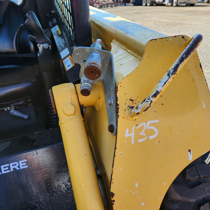 Skidsteer Loaders  Deere 320 Skidsteer Photo