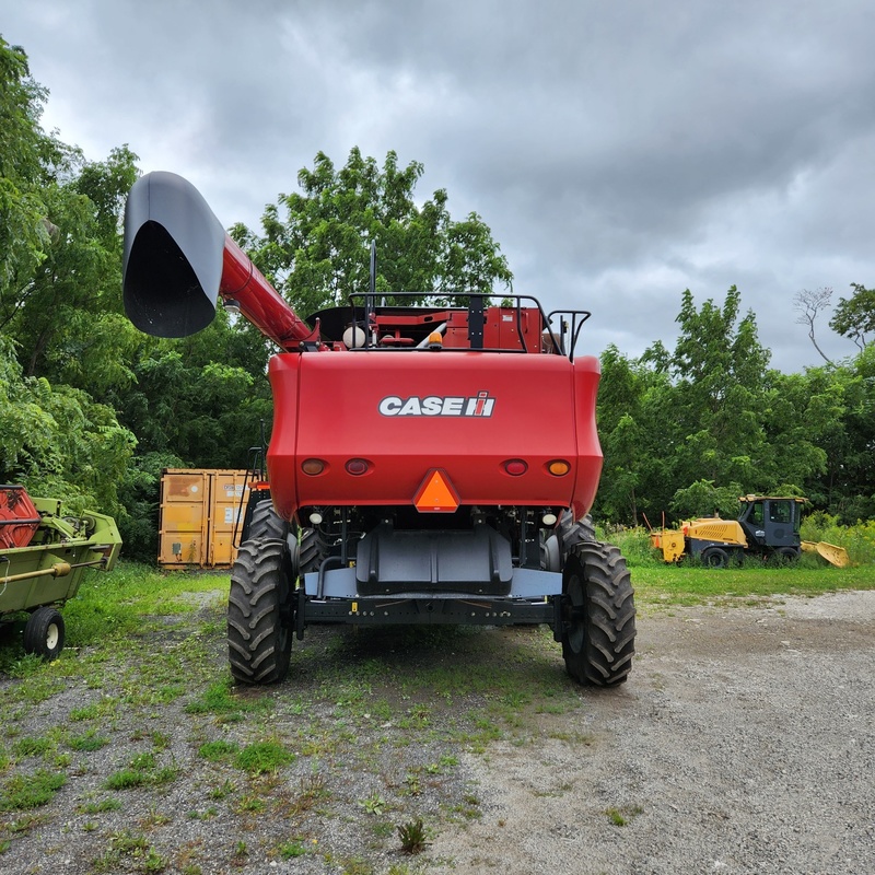 Combines & Harvesting Equipment  Case IH 7010 Combine   Photo