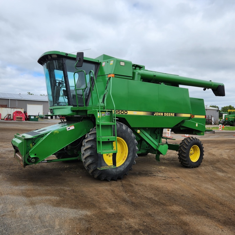 Combines & Harvesting Equipment  John Deere 9500 Combine  Photo