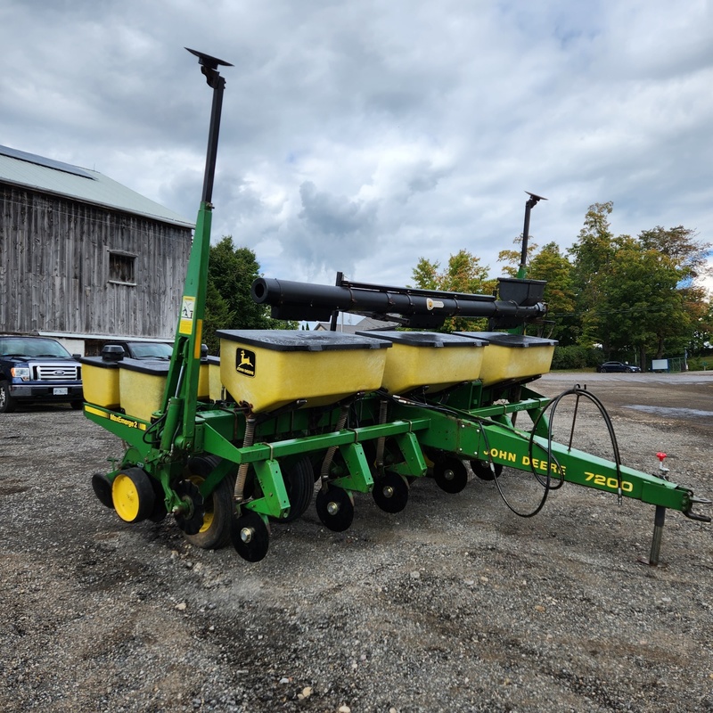 Planting Equipment  John Deere 7200 Planter Photo