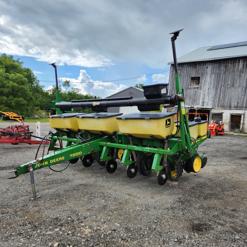 Planting Equipment  John Deere 7200 Planter Photo