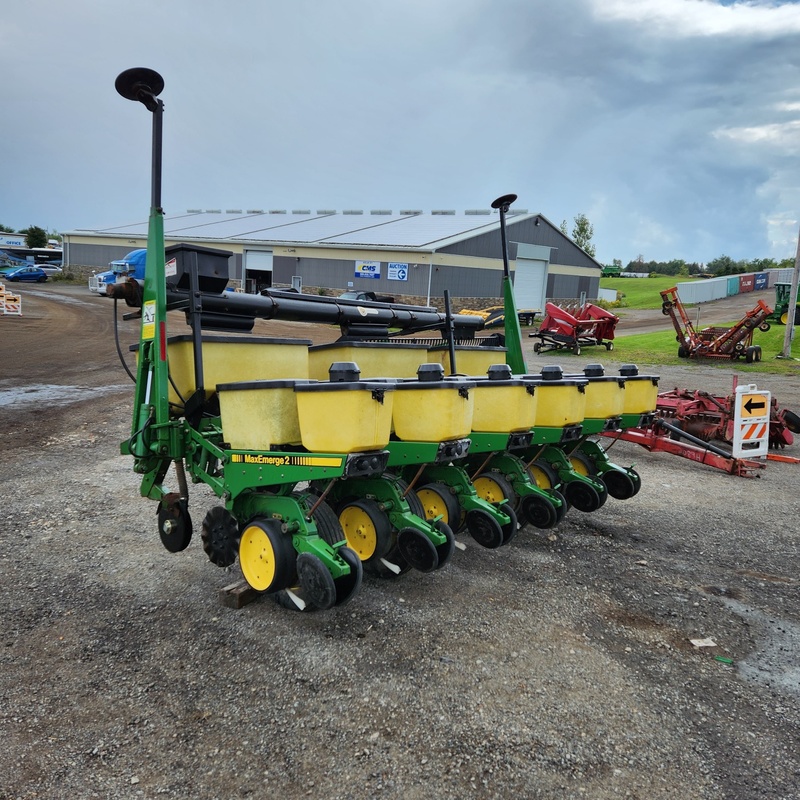 Planting Equipment  John Deere 7200 Planter Photo