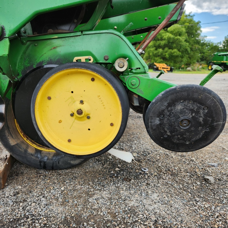 Planting Equipment  John Deere 7200 Planter Photo