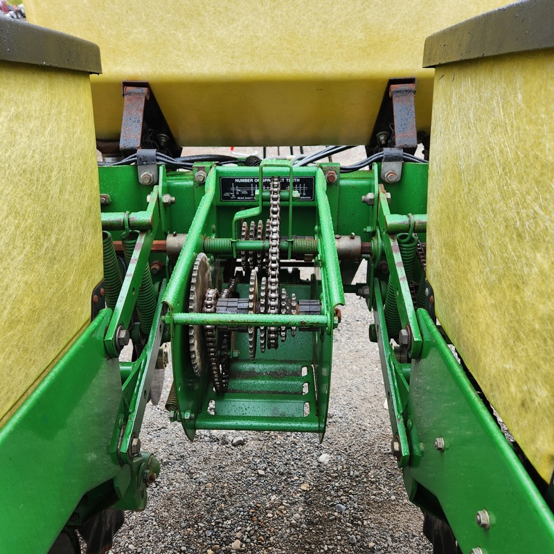 Planting Equipment  John Deere 7200 Planter Photo