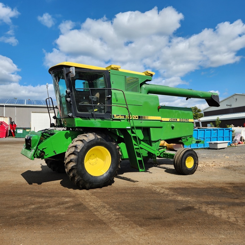 Combines & Harvesting Equipment  John Deere 6620 Combine Photo