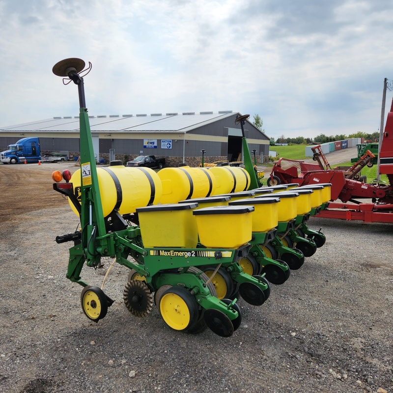 Planting Equipment  John Deere 7200 Planter  Photo