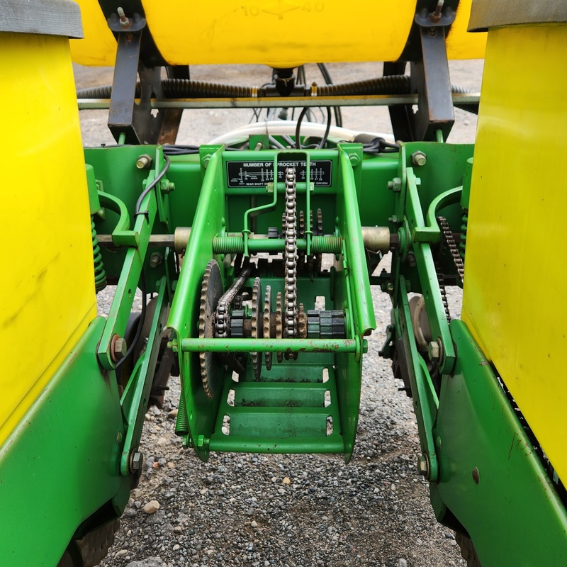 Planting Equipment  John Deere 7200 Planter  Photo