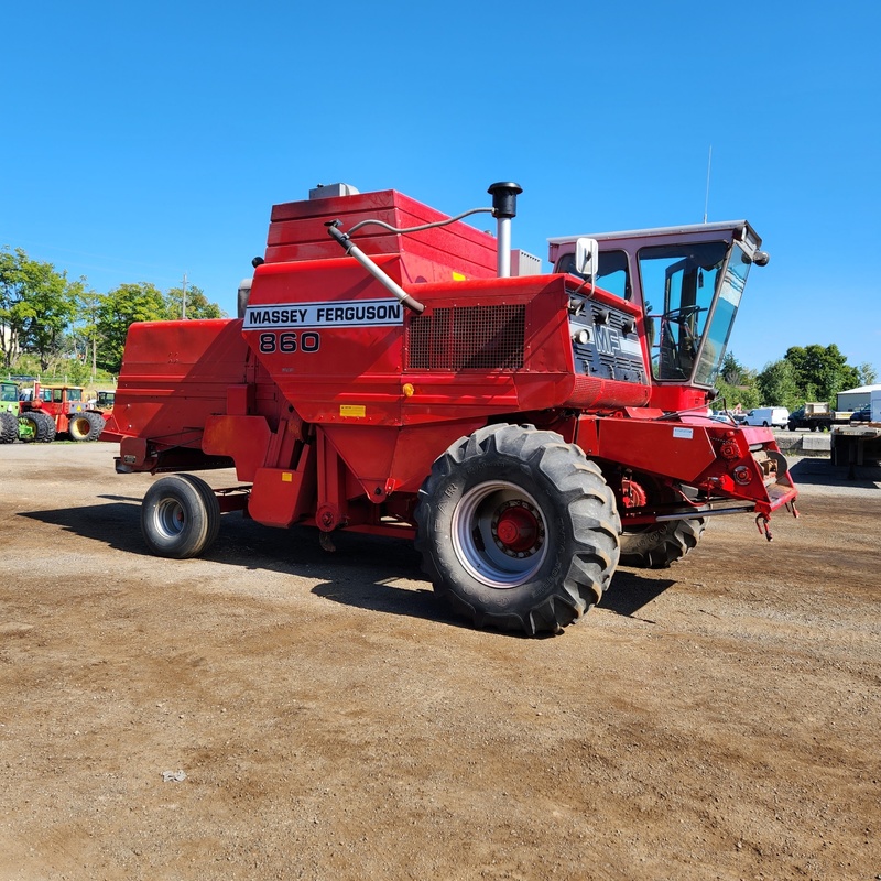 Combines & Harvesting Equipment  Massey Ferguson 860 Combine  Photo