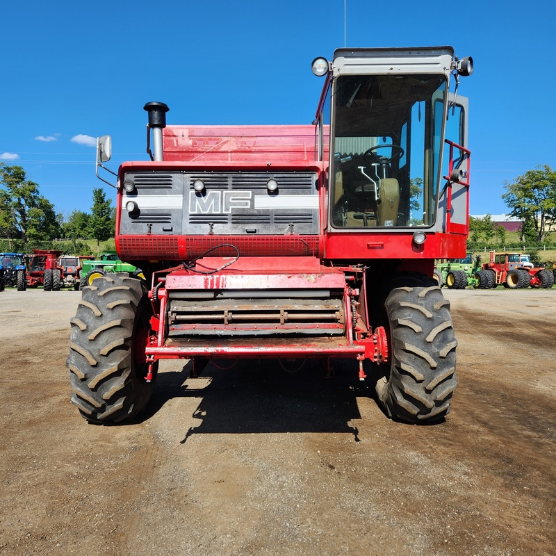 Combines & Harvesting Equipment  Massey Ferguson 860 Combine  Photo