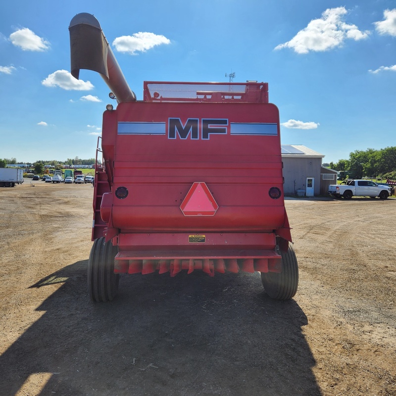 Combines & Harvesting Equipment  Massey Ferguson 860 Combine  Photo