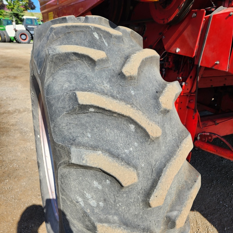 Combines & Harvesting Equipment  Massey Ferguson 860 Combine  Photo