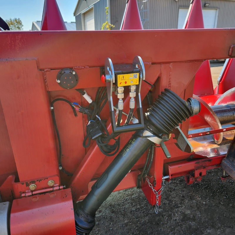 Combines & Harvesting Equipment  Case IH 2206 Corn Head  Photo