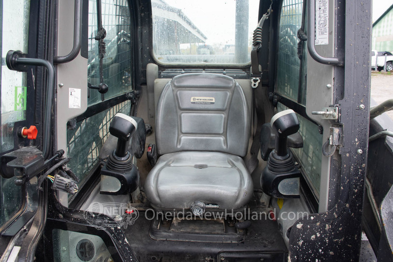 Skidsteers & Track Loaders  New  Holland C232 Track Loader Photo