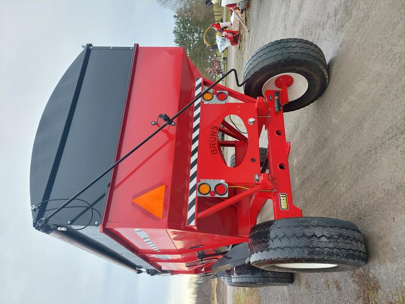 Attachments  Bruns Gravity Wagon 400 BU Photo