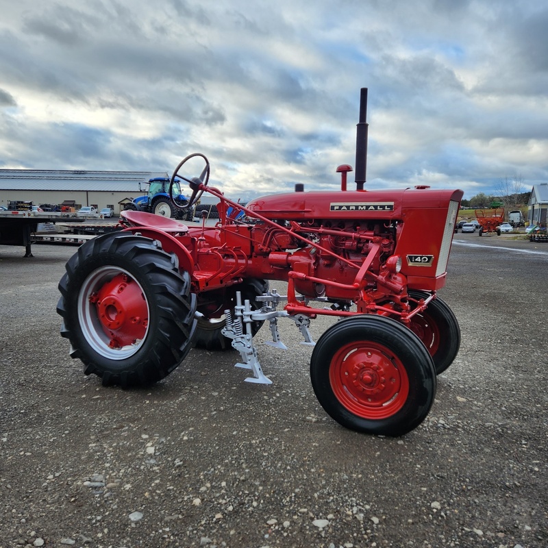 Tractors - Farm  International 140 Tractor  Photo