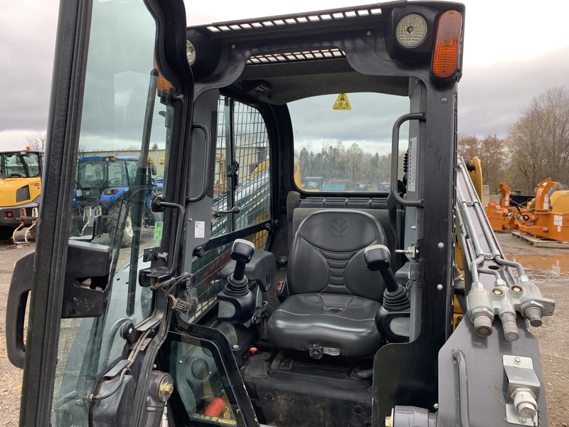 New Holland L221 Skid Steer Loader - low hours 