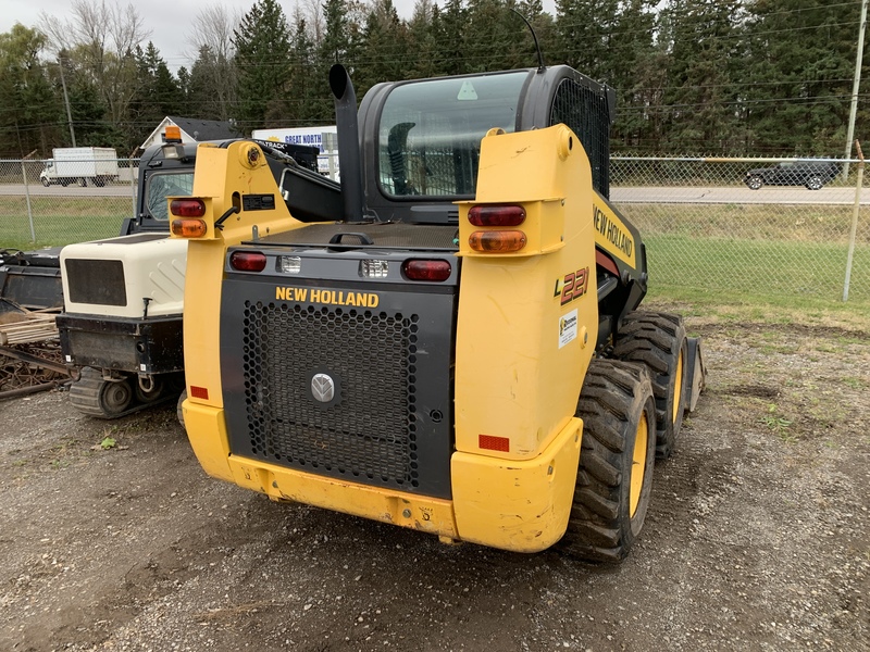 New Holland L221 Skid Steer Loader - low hours 