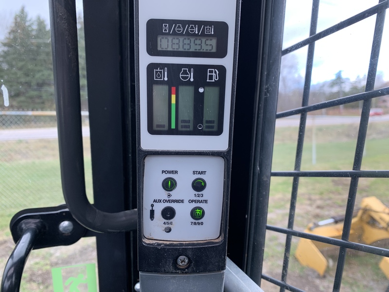 New Holland L221 Skid Steer Loader - low hours 