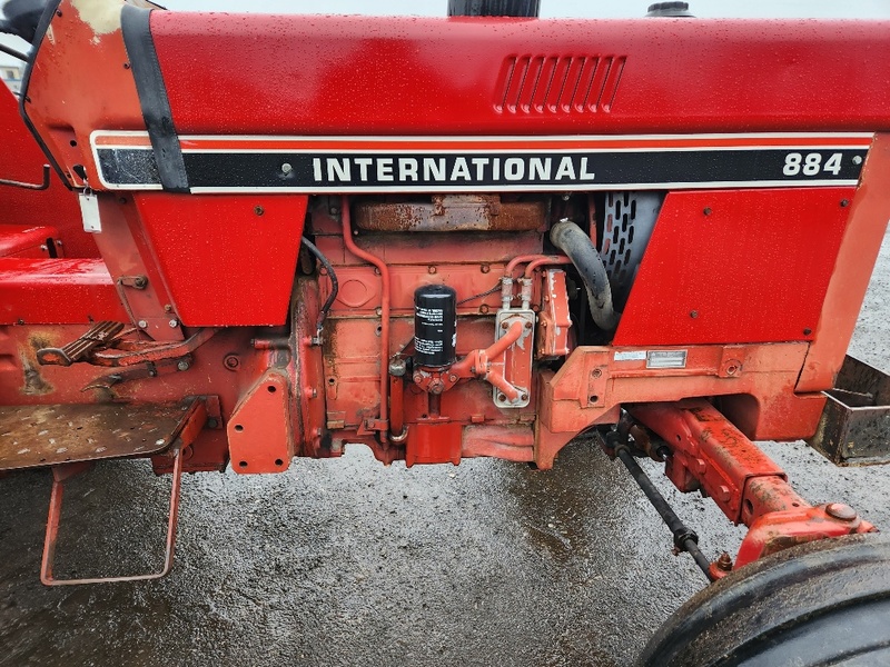 Tractors - Farm  International 884 Tractor  Photo