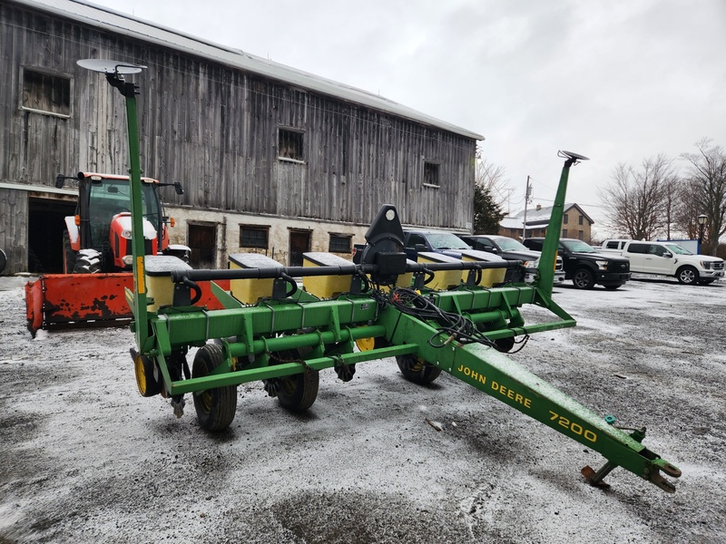 Planting Equipment  John Deere 7200 Planter  Photo