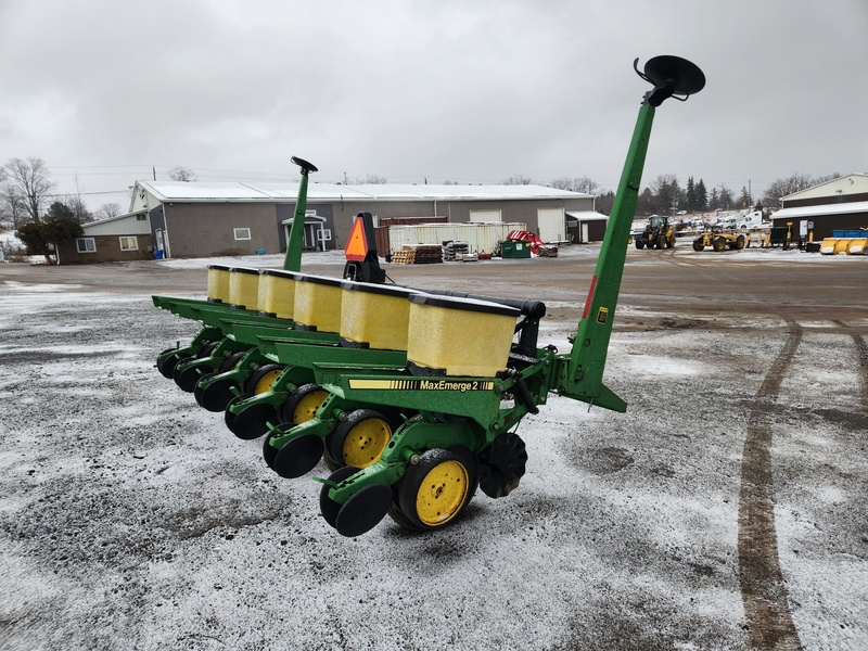 Planting Equipment  John Deere 7200 Planter  Photo