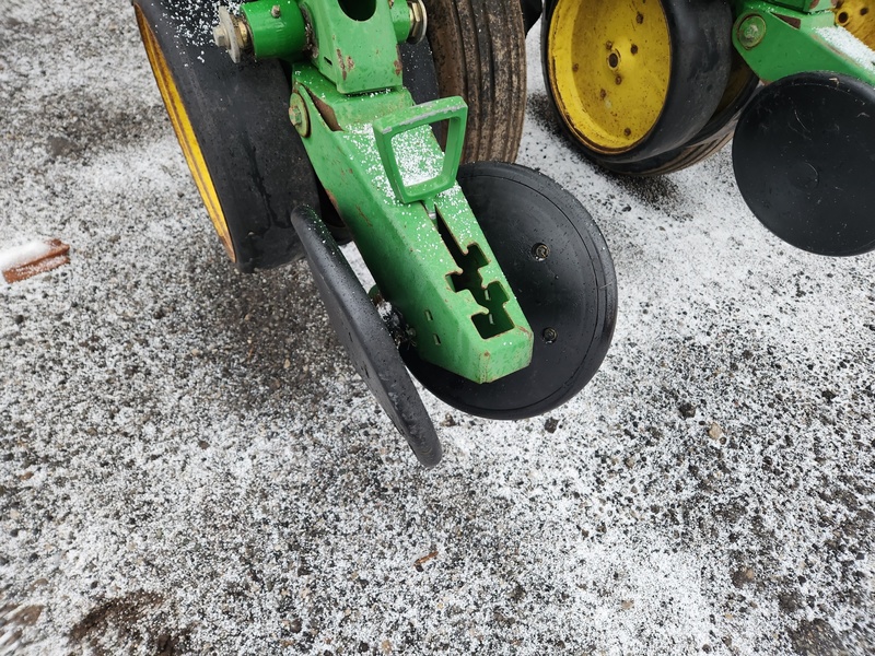 Planting Equipment  John Deere 7200 Planter  Photo
