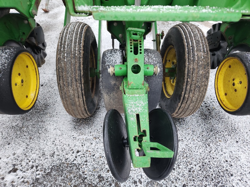 Planting Equipment  John Deere 7200 Planter  Photo